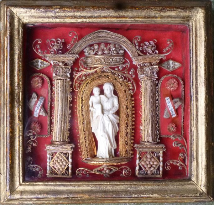 Vierge à l’Enfant : Statuette de la Vierge à l’Enfant en ivoire avec des reliques de saints – 18e