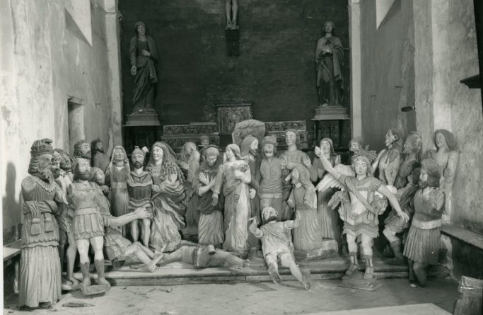 Statues dans la grande chapelle avant leur transfert