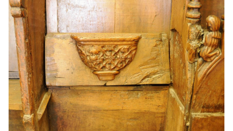 Trois visages dans un décor végétal