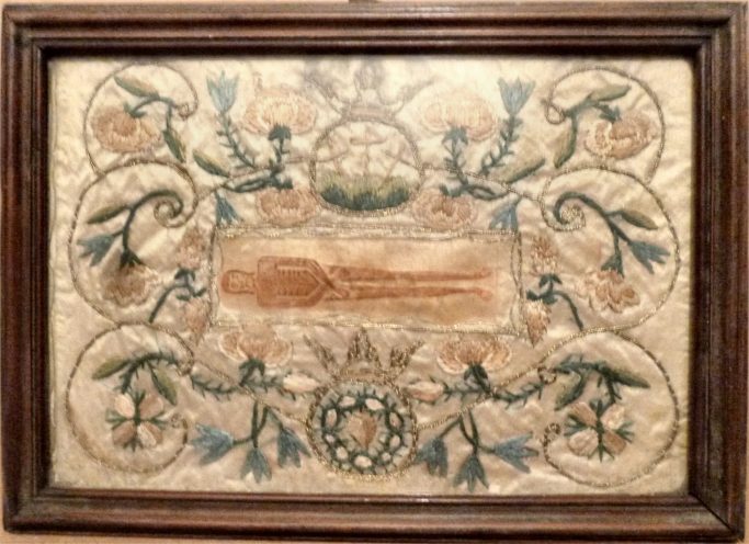 Saint Suaire de Besançon : Décor floral incluant les instruments de la passion (couronne d’épine) et Golgotha – 18e