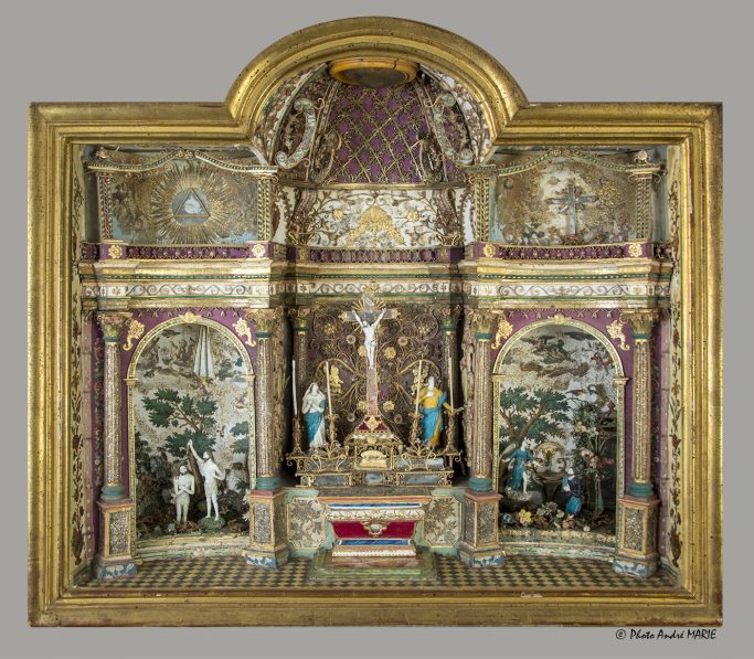 Autel reliquaire : Trompe l’œil d’un autel avec chapelles latérales avec personnage en verre filé de Nevers et deux Agnus Dei – 17e