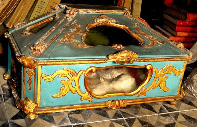 Reliquaire dit "de sainte Réparate" coffre en bois peint. Reliques de St Jystin – 18e