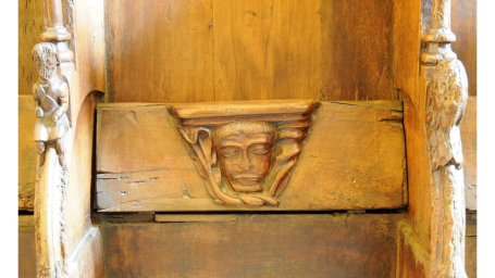 Visage entre deux feuilles de plantain