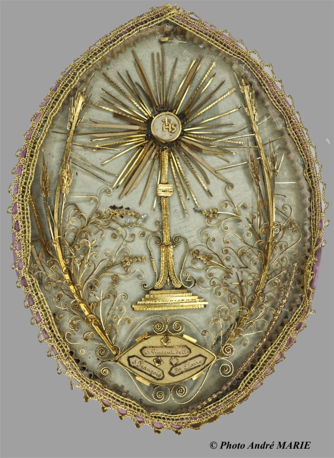 Ostensoir doré : Reliqaire de plusieurs saints en forme de mandorle, et monograramme du christ – 19e