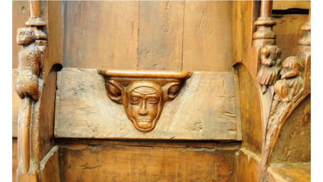 Visage de fou portant une capuche à oreilles d’âne
