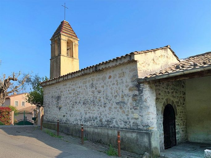 Chapelle Ste Colombe coté porte d'entrée
