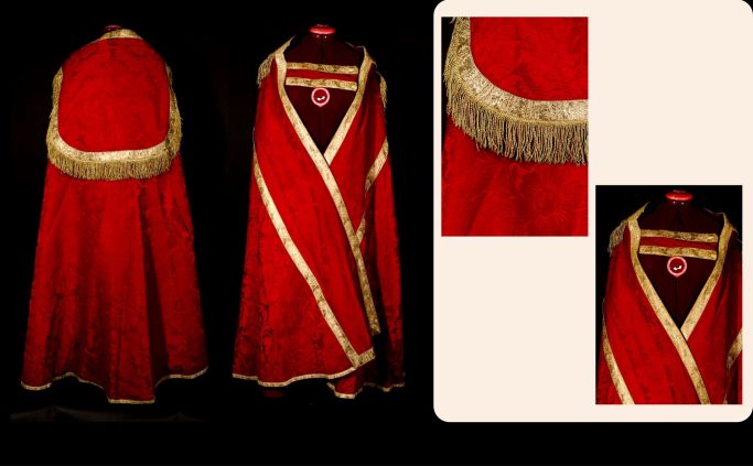 XVIIIe siècle Chape à motif floraux rouge