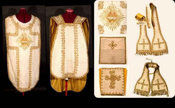 XIXe siècle Ornement liturgique avec sur la chasuble un décor galon doré au verso 2 cœurs sur un soleil