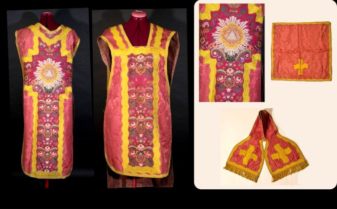 XIXe siècle Chasuble et manipule rouge avec broderie d'un soleil avec triangle
