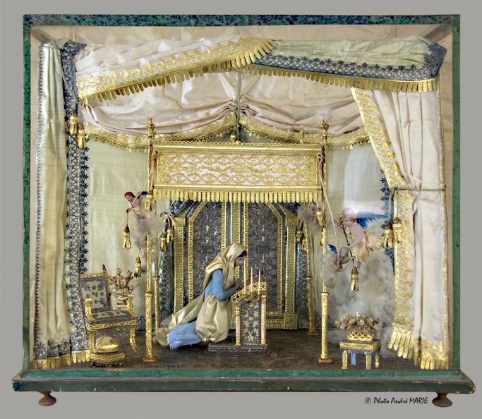 L’annonciation : Vierge sous un dais avec bouquet en plumes d’autruche – 19e