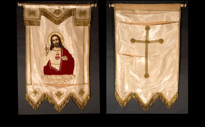 Bannière Christ en buste et sacré cœur bénissant; au dos grande croix