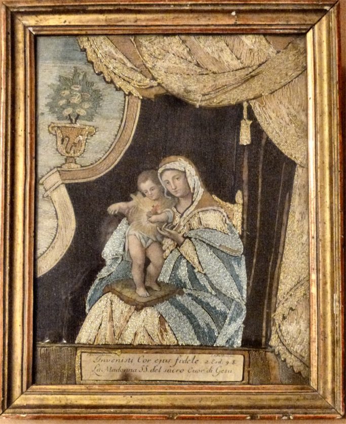 Madone du Sacré-Cœur de Jésus : Broderie Vierge assise portant l’enfant qui présente son cœur embrasé – 18e
