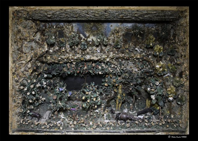 Paradis le Jardin d’Eden : Coffre représentant le jardin d’Eden et une multitude de bestioles et d’animaux – 19e