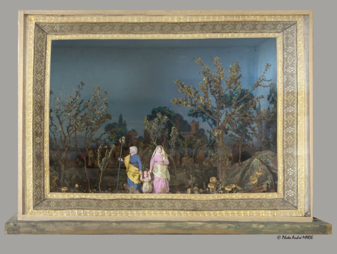 La fuite en Egypte : Joseph, Marie et l’enfant Jésus en terre cuite et décor de paysage provençal – 19e