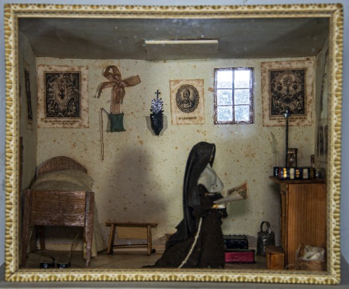 Cellule carmélite : Religieuse en prière dans sa cellule avec ses objets du quotidien - 1830