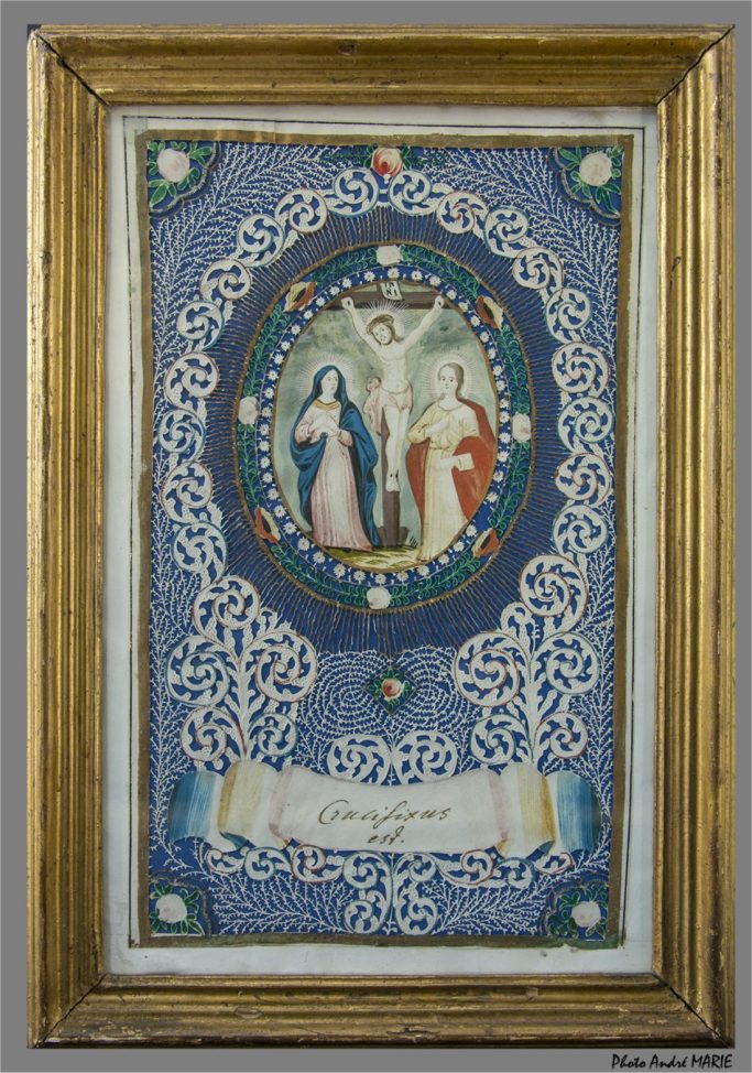 Canivet de la Crucifixion : médaillon gouaché : Christ en croix, Marie Madeleine, et Sainte Vierge – 18e