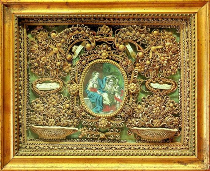 Sainte contemplant l’effigie du Christ : Médaillon polychrome peint avec reliques de 4 saints – 18e